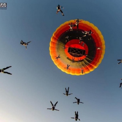 Guinness rekord: 40 ejtőernyős ugrott ki egy hőlégballonból