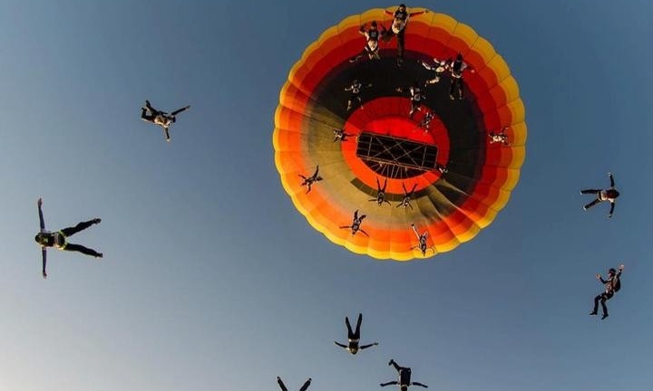 Guinness rekord: 40 ejtőernyős ugrott ki egy hőlégballonból
